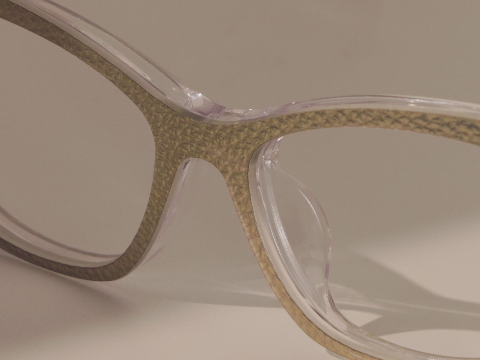 The Gold Leather - LifeStyle Thumbnail Video1 - Pair Eyewear